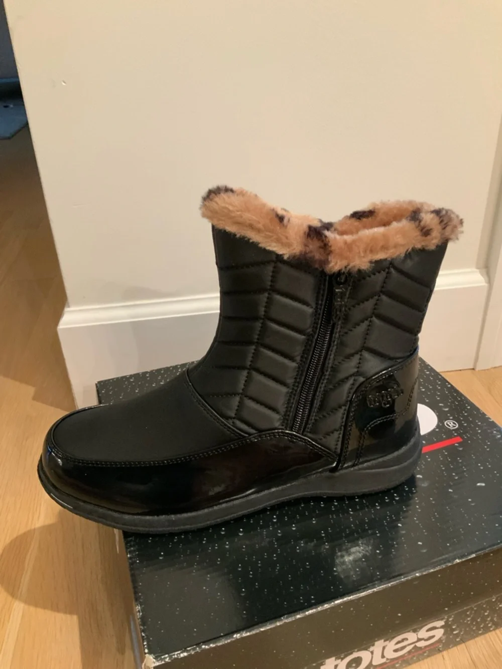 Totes Boots 8 Warm Waterproof Black Easy Off /on With 2 Zippers Faux Fur New